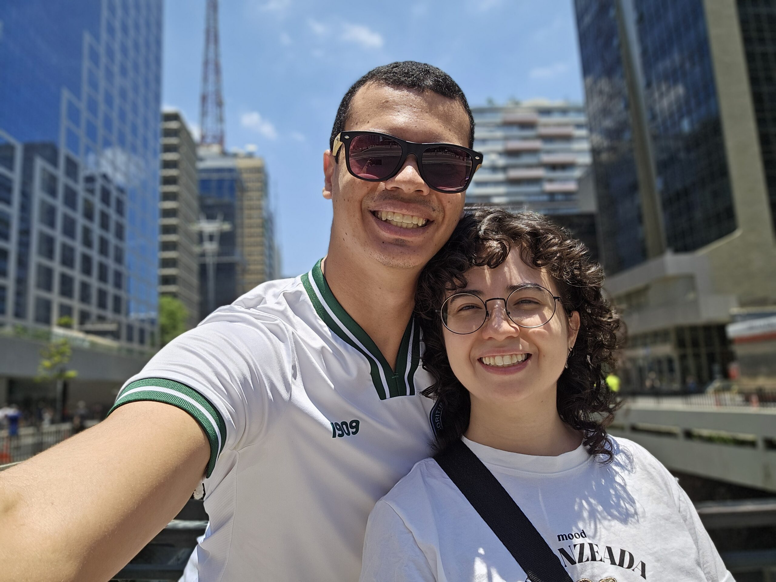 Raphael Minho e Katharine Sanfins na Avenida Paulista em São Paulo